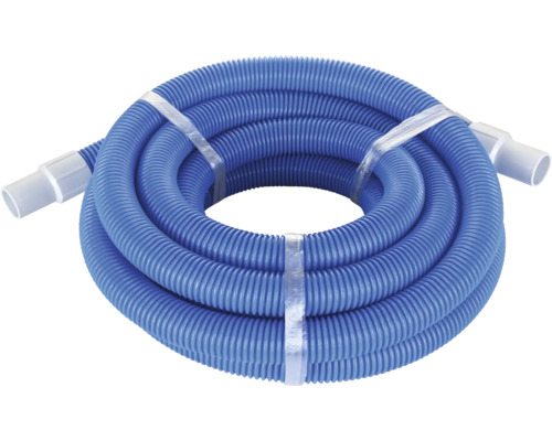 Opgerolde zwembadslang met moffen