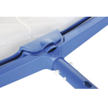 Detailopname van een zwembadschepnet van kunststof met net