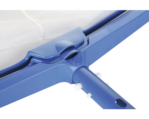 Detailopname van een zwembadschepnet van kunststof met net