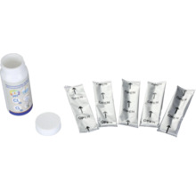 Wateranalyse teststrips met fles en afzonderlijk verpakte teststrips