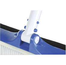 Detailopname van een zwembadborstel met blauwe behuizing en witte borstelharen