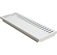 Bovenaanzicht van een afwateringsgoot met rooster