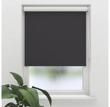 Grijs rolgordijn op het raam met bedieningsketting