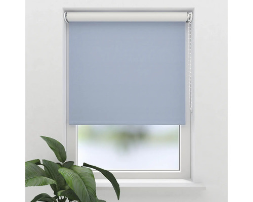 Blauw rolgordijn voor het raam met kettingbediening