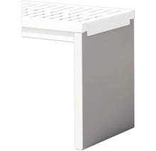 Detailopname van een witte plank met grijze zijwand