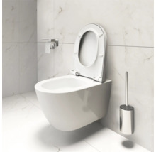 Wandcloset met open toiletdeksel, toiletpapierhouder en toiletborstel in de badkamer