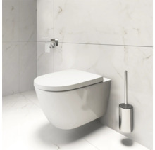 Wandcloset met toiletborstel en toiletpapierhouder in de badkamer