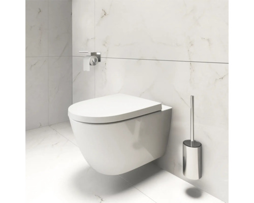 Wandcloset met toiletborstel en toiletpapierhouder in de badkamer