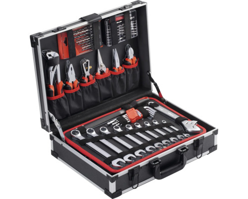 Open gereedschapskoffer met moersleutels, tangen en schroevendraaiers