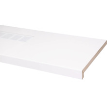 Uitsnede van een wit wastafelblad met ventilatiesleuven