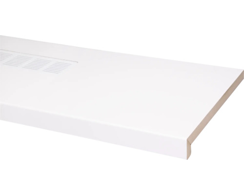 Uitsnede van een wit wastafelblad met ventilatiesleuven