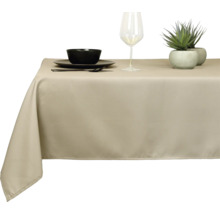 Tafel met tafelkleed, servies, glas en decoratie