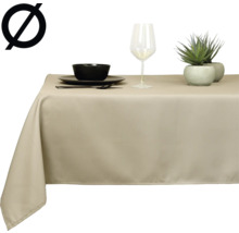 Beige tafelkleed met servies, glas en potplanten