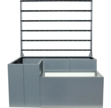 Grijs rek systeem met horizontale rails voor productpresentatie.