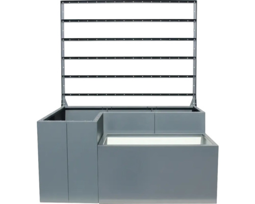 Grijs rek systeem met horizontale rails voor productpresentatie.