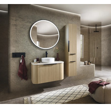 Badkamer met wastafel, spiegel, hoge kast en douche in modern design