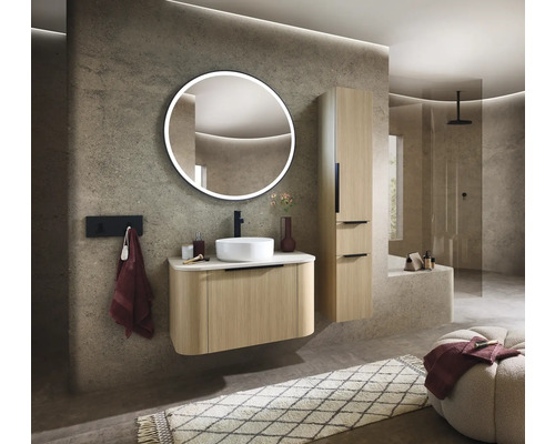 Badkamer met wastafel, spiegel, hoge kast en douche in modern design