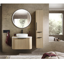 Badkamer met wastafelonderkast, waskom, spiegelkast en hoge kast in lichte houtdecoratie