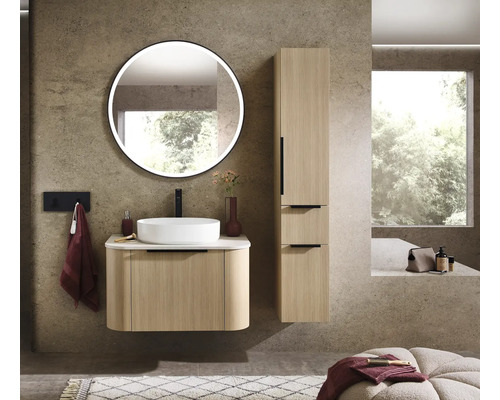 Badkamer met wastafelonderkast, waskom, spiegelkast en hoge kast in lichte houtdecoratie