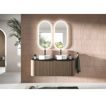 Moderne badkamer met dubbele wastafel, onderkast en verlichte spiegels