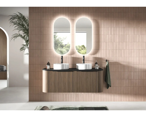Moderne badkamer met dubbele wastafel, onderkast en verlichte spiegels