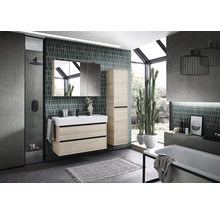 Moderne badkamer met wastafel, spiegelkast, hoge kast en bad.
