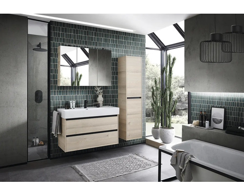 Moderne badkamer met wastafel, spiegelkast, hoge kast en bad.
