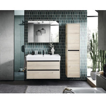 Lichte badkamer met wastafel, spiegelkast en hoge kast