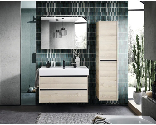 Lichte badkamer met wastafel, spiegelkast en hoge kast