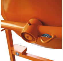 Detail van een betonmolen met draaimechanisme en steunframe.