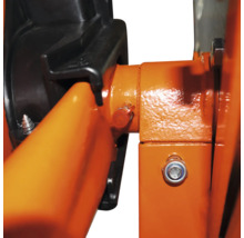 Detailopname van een werkplaatskruk met oranje frame