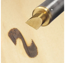 Houtbrandapparaat tijdens het maken van een donkere lijn op hout