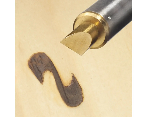 Houtbrandapparaat tijdens het maken van een donkere lijn op hout