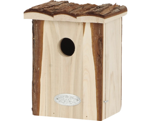 Houten vogelhuis met schorsdak en rond vlieggat