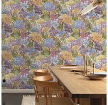 Eetkamer met bloemmotiefbehang, houten tafel en stoelen