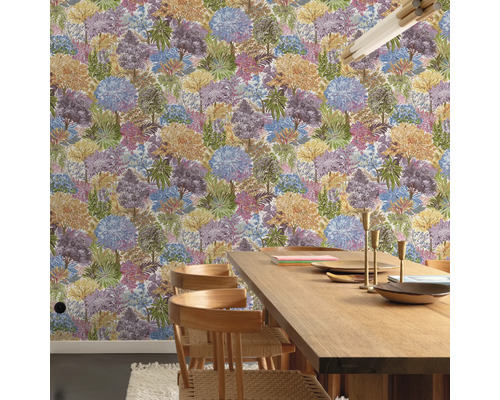 Eetkamer met bloemmotiefbehang, houten tafel en stoelen