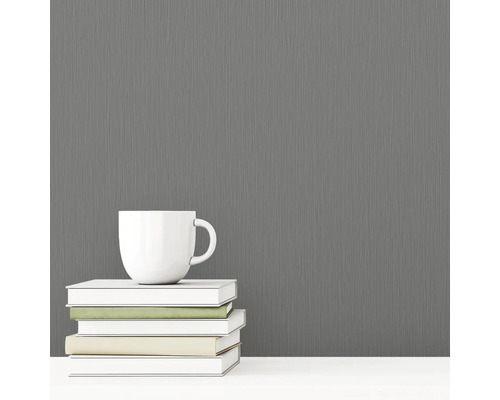Grijs vliesbehang met textielstructuur naast een kop en boeken