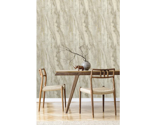 Scene met een behang in marmerlook, een houten tafel en stoelen.