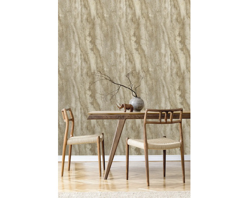 Decoratieve wandbekleding met een vliesbehang in marmerlook in de eetkamer met houten tafel en stoelen.