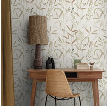 Decoratieve studeerkamer met bureau, stoel, lamp en behang met planten- en vogelmotief