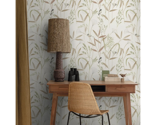 Decoratieve studeerkamer met bureau, stoel, lamp en behang met planten- en vogelmotief