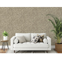 Woonkamer met bank voor een patroonbehang