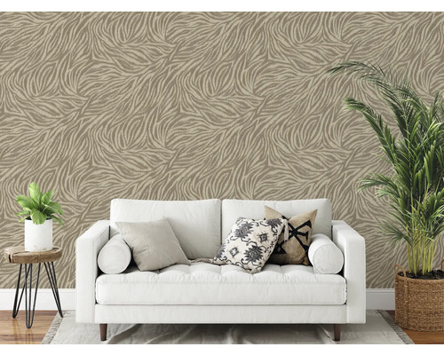 Woonkamer met bank voor een patroonbehang