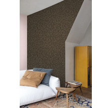 Woonkamer met patroonbehang, bank, vloerkleed en bijzettafel