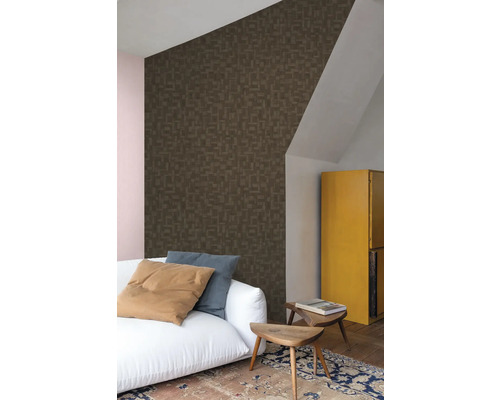 Woonkamer met patroonbehang, bank, vloerkleed en bijzettafel