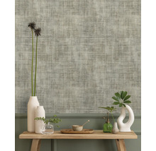 Decoratieve kamer met structuurbehang en houten tafel met vazen