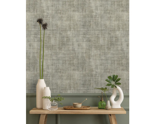 Decoratieve kamer met structuurbehang en houten tafel met vazen