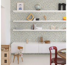 Gedecoreerde kamer met bloemetjesbehang, witte planken en meubels.