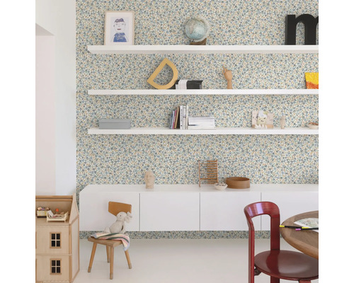 Gedecoreerde kamer met bloemetjesbehang, witte planken en meubels.