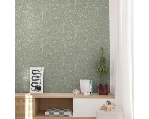 Woonkamer met behang met bosmotief, bestaande uit bomen, herten en planten